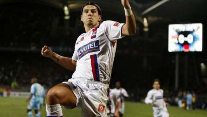 Úrtočník Lyonu Milan Baroš slaví svoji branku v zápase s Olympique Marseille.