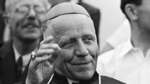 Arcibiskup Josef Beran zdraví účastníky průvodu Předsletové tělovýchovné slavnosti mládeže (20. 6. 1947)