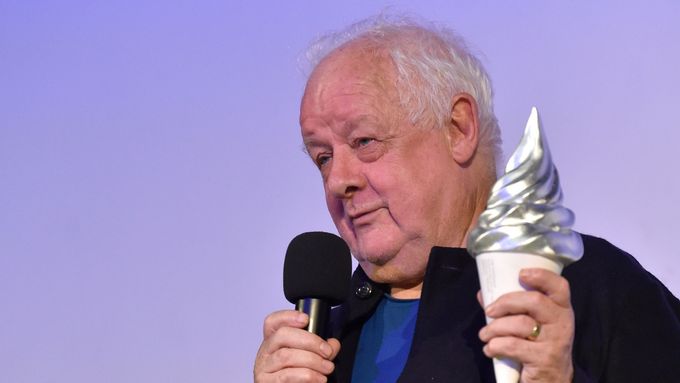 Jim Sheridan v Uherském Hradišti přebral výroční cenu Asociace českých filmových klubů.