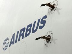 Airbus získal v prvním dni přehlídky první větší zakázku - objednávku od Qatar Airways na 24 letadel A320 za 1,9 miliardy dolarů (přes 37 miliardy Kč).