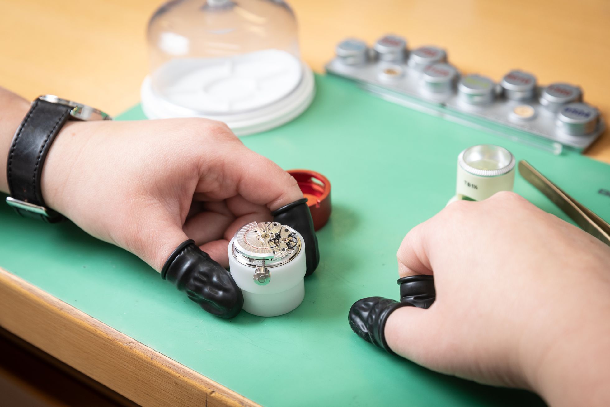 hodinky, hodinářka, řemeslo, ženy v mužských profesích