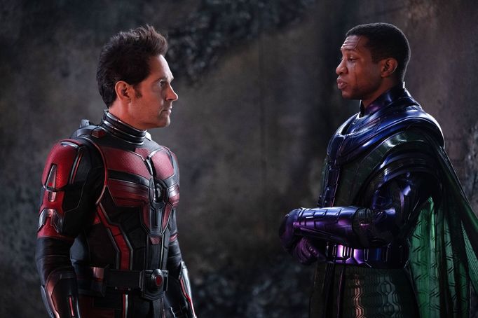 Paul Rudd jako Ant-Man a Jonathan Majors coby Kang Dobyvatel.