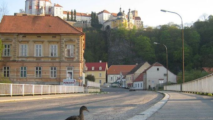 Povolenky k průjezdu Vranovem nad Dyjí mohou dostat i turisté - od svých ubytovatelů