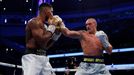 Oleksandr Usyk (v trenýrkách s modrým lemem) při zápase s Anthonym Joshuou