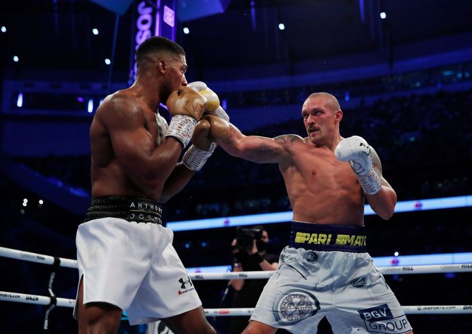 Oleksandr Usyk (v trenýrkách s modrým lemem) při zápase s Anthonym Joshuou