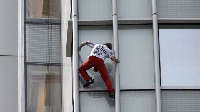 Alain Robert, přezdívaný Spiderman, zdolává svým typickým způsobem - bez jištění - výškovou budovu hotelu Four Seasons v Hongkongu