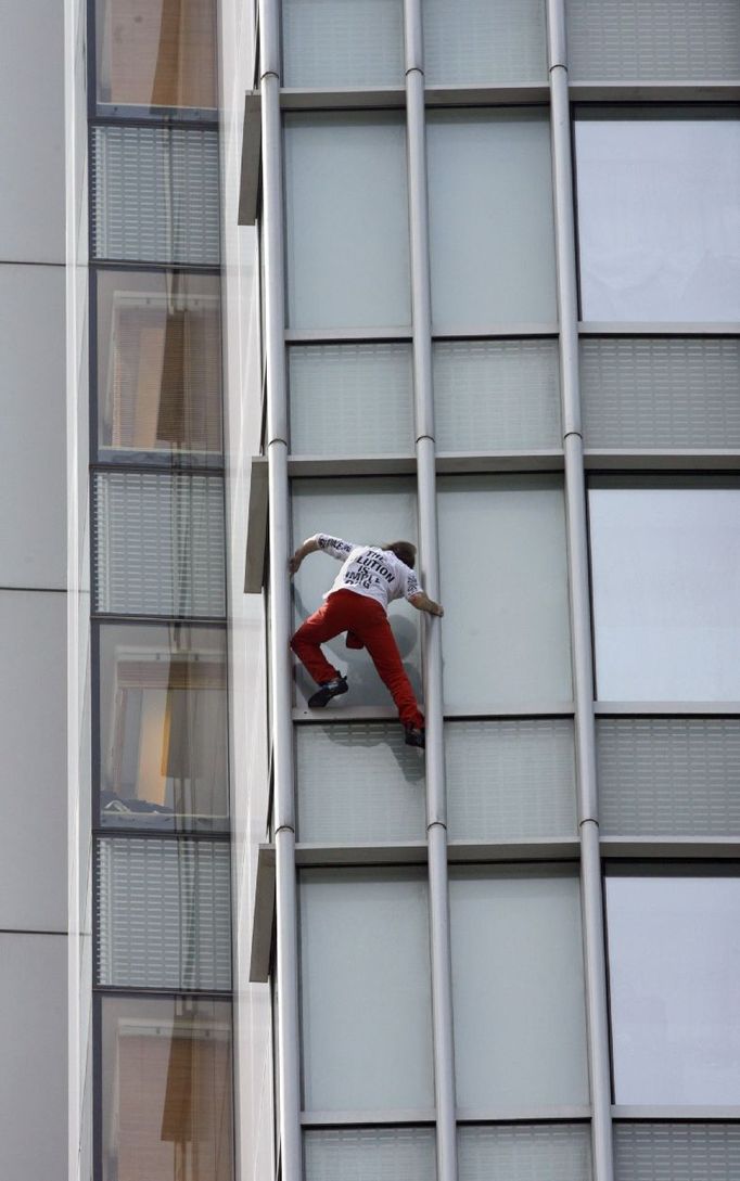 Alain Robert, přezdívaný Spiderman, zdolává svým typickým způsobem - bez jištění - výškovou budovu hotelu Four Seasons v Hongkongu