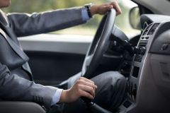 Většina řidičů sedí za volantem špatně. Nevhodná poloha může být i nebezpečná