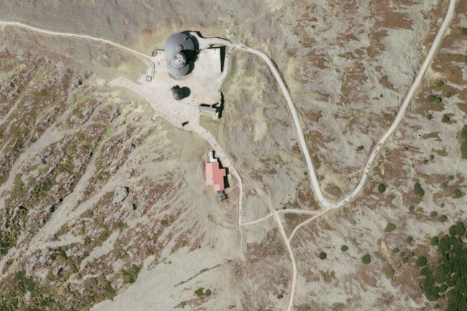 Vrchol Sněžka 2023 letecký snímek