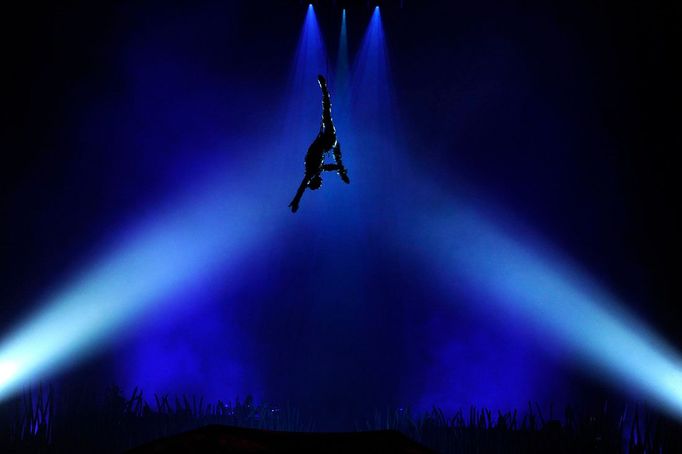 Umělecké vystoupení Cirque du Soleil s jejich Totem show v londýnské Royal Albert Hall, 4. ledna 2012. REUTERS/Paul Hackett