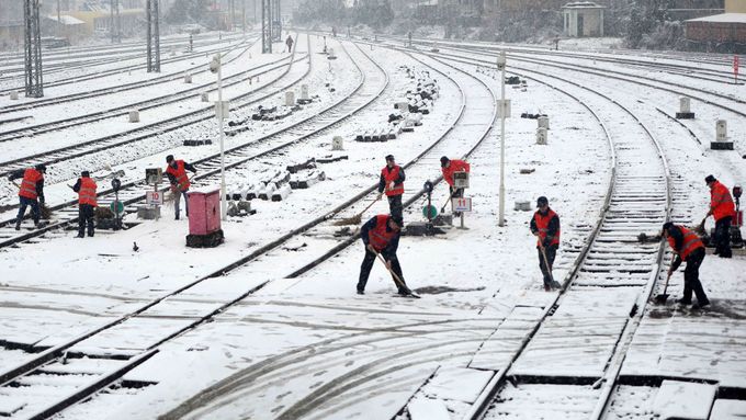 Čínští železničáři dělají maximum pro to, aby mrazivé počasí nezastavilo provoz vlaků.