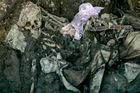 Masové hroby ve městě Snagovo, nedaleko Zvorniku na nedatované fotografii. Bývalý velitel bosenskosrbské armády je obžalovaný z válečných zločinů na území Bosny a Hercegoviny a má stanout před trestním tribunálem v Haagu. Podle posledních zpráv už je v letadle do Nizozemska. Kromě jiných zločinů je mu přičítán i masakr osmi tisíc bosenských muslimů ve Srebrenici v roce 1995.