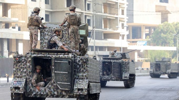 Vojáci hlídkují po střelbě v ulicích Bejrútu.