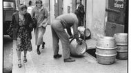 Atmosféru malostranských pivnic 80. let jedinečně zachytil fotograf Stanislav Tůma. Tento snímek se jmenuje "Olga a Ula, U dvou slunců 1980". V sudech leží smíchovský Staropramen.