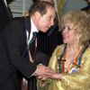 Herečka Elizabeth Taylorová drží na ruku zpěváka Paula Simona (2002).