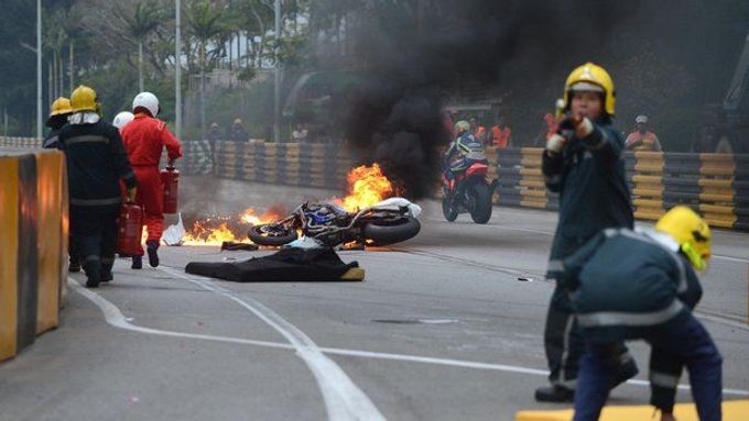 Závodní trať se může během vteřiny proměnit v peklo. Třeba tak, jako se to stalo loni v listopadu v Macau, kde zahynul Portugalec Luis Carreira. Podívejte se na galerii tragický a velmi těžkých motocyklových havárií.