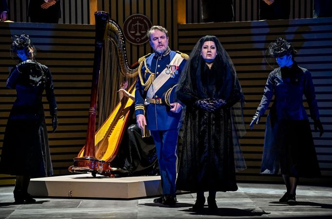 Tomasz Konieczny jako král Vladislav a Csilla Boross v roli Milady.