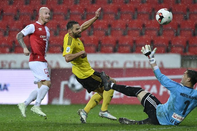 24. kolo HET ligy, Slavia - Karviná: Miroslav Stoch překonává Patrika Le Gianga (přihlíží Pavel Eismann)