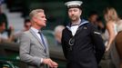 Bývalý pilot F1 David Coulthard přichází na zápas Karolíny Plíškové ve 2. kole Wimbledonu