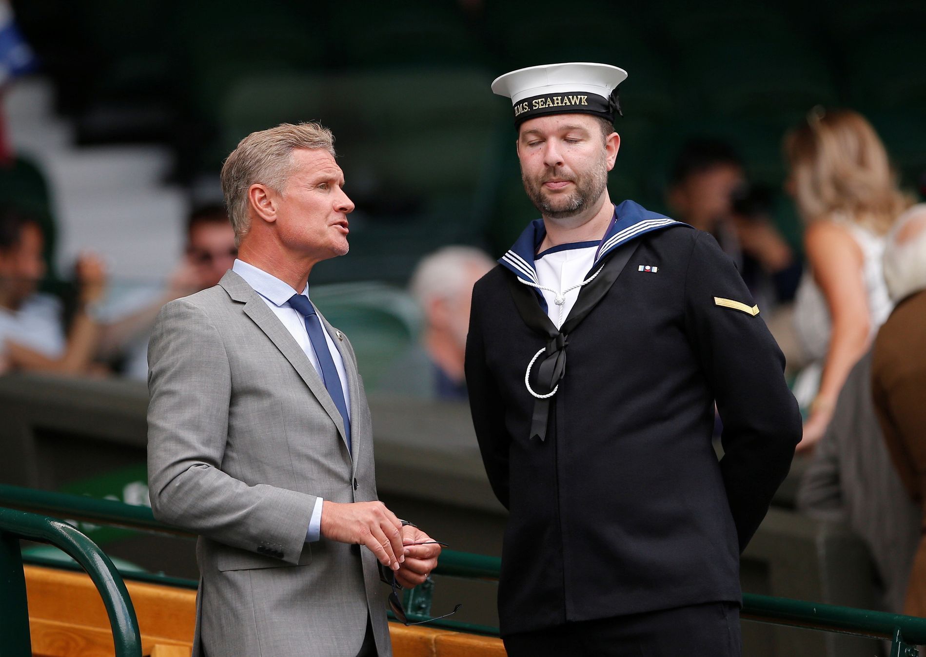 Bývalý pilot F1 David Coulthard přichází na zápas Karolíny Plíškové ve 2. kole Wimbledonu