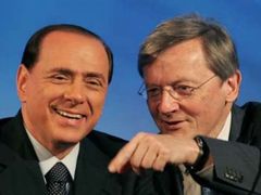 Berlusconi (vlevo) slavil comeback v čele vlády. Církev ho ale znova nepřijala.