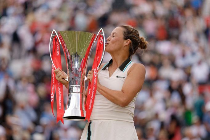 Tatjana Mariaová slaví titul na turnaji v Queen's Clubu.