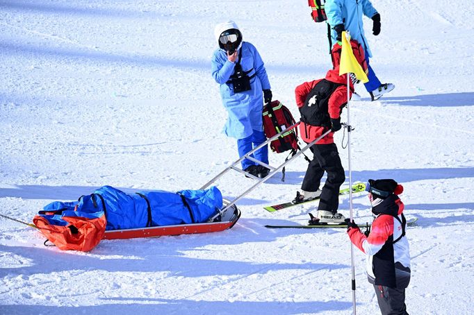 Zraněná Rina Jošikaová je odvážena ze svahu