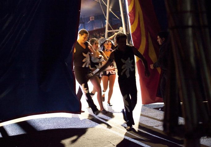 The Tabares High Wire troupe exit the big top after the group performed at the Cole Brothers Circus of the Stars in Myrtle Beach, South Carolina, March 31, 2013. Traveling circuses such as the Cole Brothers Circus of the Stars, complete with its big top tent, set up their tent city in smaller markets all along the East Coast of the United States as they aim to bring the circus to rural areas. The Cole Brothers Circus, now in its 129th edition, travels to 100 cities in 20-25 states and stages 250 shows a year. Picture taken March 31, 2013. REUTERS/Randall Hill (UNITED STATES - Tags: SOCIETY ENTERTAINMENT) Published: Dub. 1, 2013, 7:03 odp.