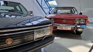 Zatímco červená Tatra 613 patří k první sérii vozu ještě s chromovanými nárazníky a dalšími doplňky, černá T613 s hranatými světlomety je verze Speciál s o 150 mm prodlouženým rozvorem, jejíž výroba začala v roce 1979. Luxusnější verze byla určená pro nejvyšší státní představitele a údajně se jich vyrobilo jen 135.