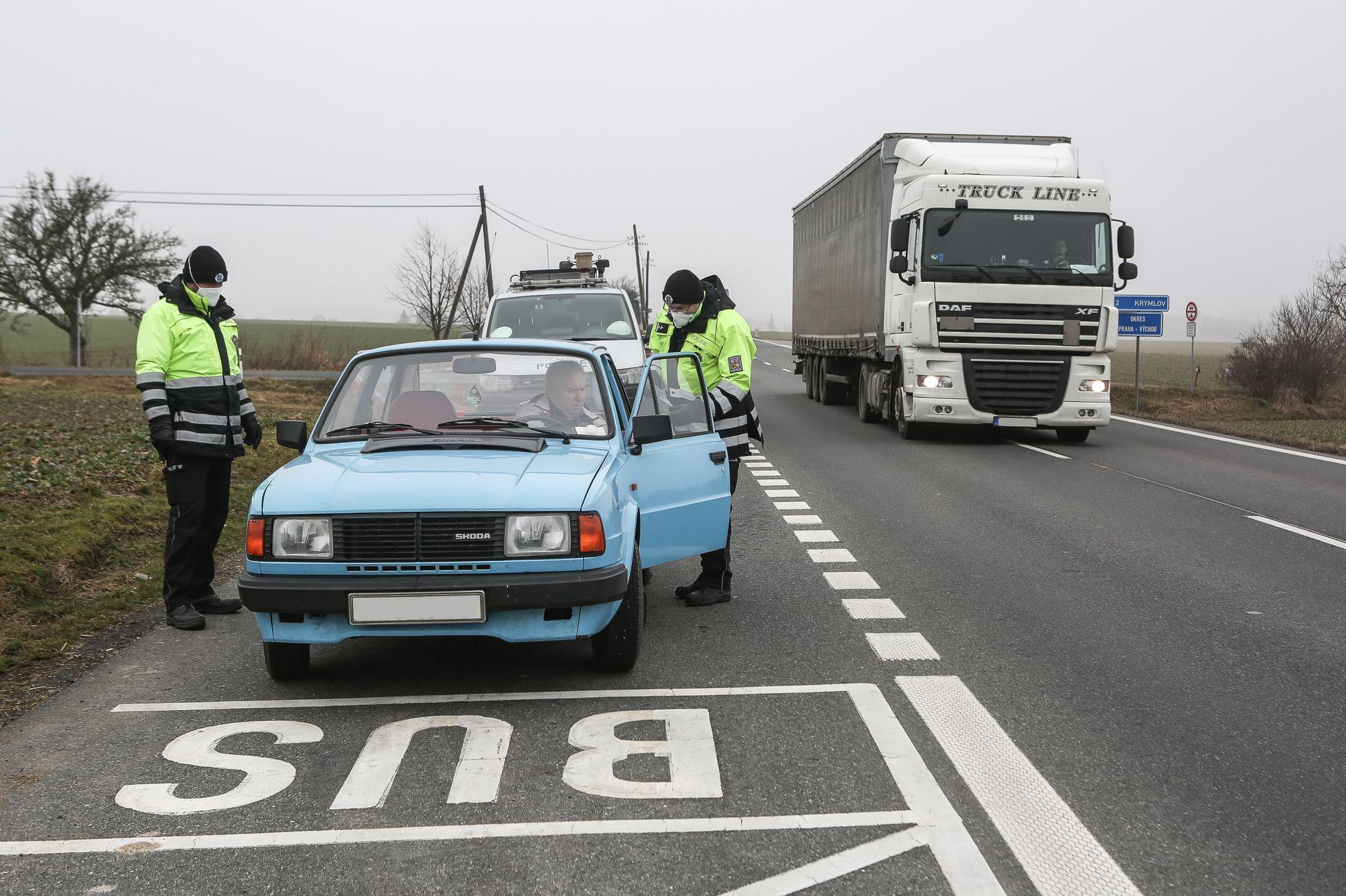 Policie, hlídka, policista, koronavirus, nouzový stav, omezený pohyb mezi okresy, doprava, Praha-východ, Praha Říčany, blured SPZ