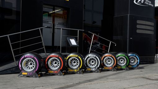 Testy F1 2016, Barcelona I: pneumatiky Pirelli