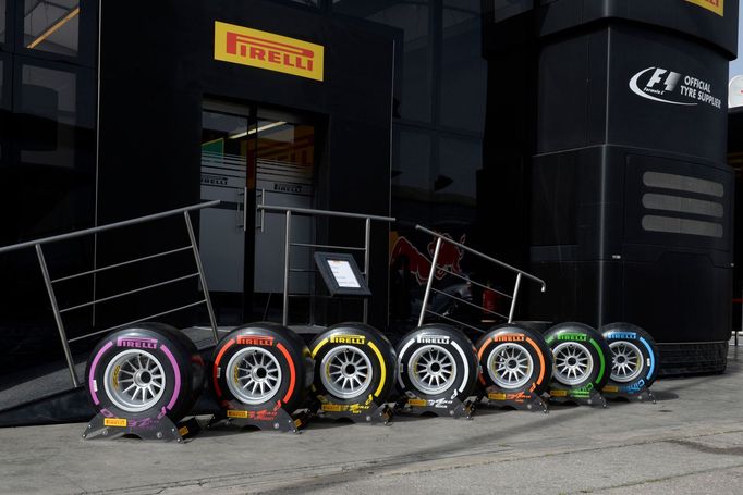 Testy F1 2016, Barcelona I: pneumatiky Pirelli