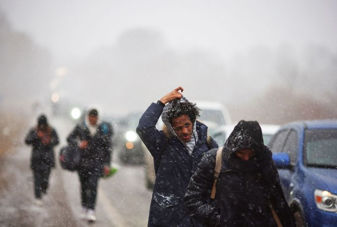 Záběr na ukrajinské uprchlíky mířící k hraničního přechodu Shehyni-Medyka s Polskem. 27. 2. 2022