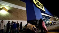 Přestože řada obchodů otvírá na Black Friday v nezvykle časné ranní hodiny, někteří neváhají na ulici před vchodem nocovat. Tak si zajistí dobrou pozici ve frontě a mají větší šanci ukořistit zboží s největší slevou.