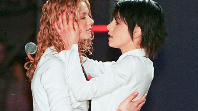 Ruské popové duo t.A.T.u. vzbuzovalo kontroverze kvůli falešnému lesbickému vztahu