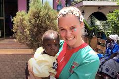 Medička léčí podvyživené děti v Ugandě. Češi mě kritizují, proč pomáháme černochům