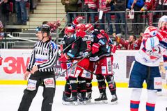 Hokejisté Třince v pátém čtvrtfinále přetlačili Pardubice 3:2 a mají mečbol