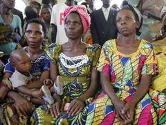 Ženy z uprchlického tábora Kitchanga na východě Demokratické republiky Kongo při setkání s Margot Wallströmovou.