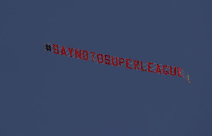 Protesty proti fotbalové superlize před zápasem Leeds - Liverpool.