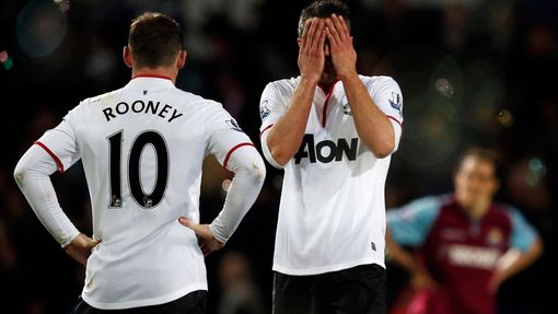 Útočníci Manchesteru United Robin van Persie a Wayne Rooney smutní během zápasu s West Hamem.