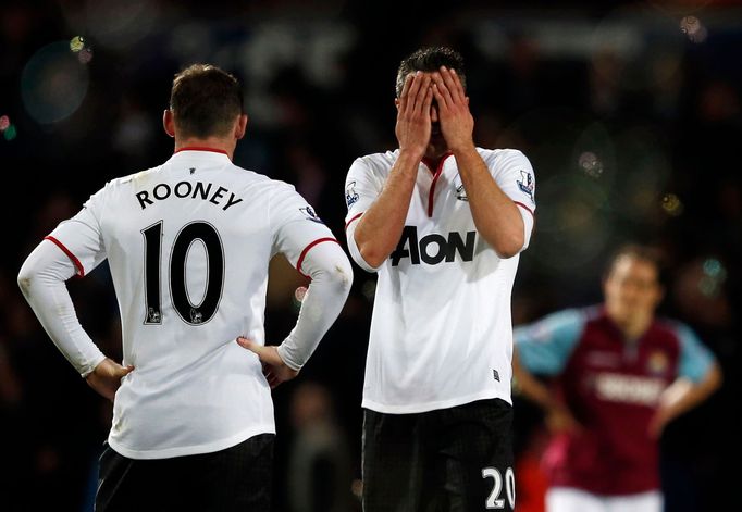 Útočníci Manchesteru United Robin van Persie a Wayne Rooney smutní během zápasu s West Hamem.