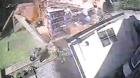 Kamera zachytila explozi zahradního domku. Rozpadl se na kusy a začal hořet