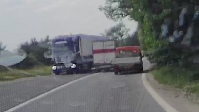 Nebezpečný předjíždějící řidič u Staré Boleslavi