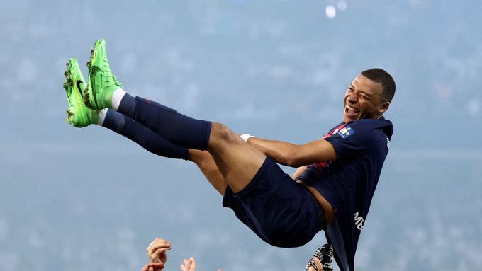 Francouzský fotbalista Kylian Mbappé slaví vítězství svého týmu ve finále poháru, v němž porazili Lyon, snímek z 25. května 2024.