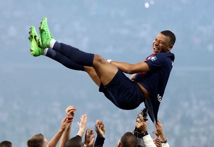 Francouzský fotbalista Kylian Mbappé slaví vítězství svého týmu ve finále poháru, v němž porazili Lyon, snímek z 25. května 2024.