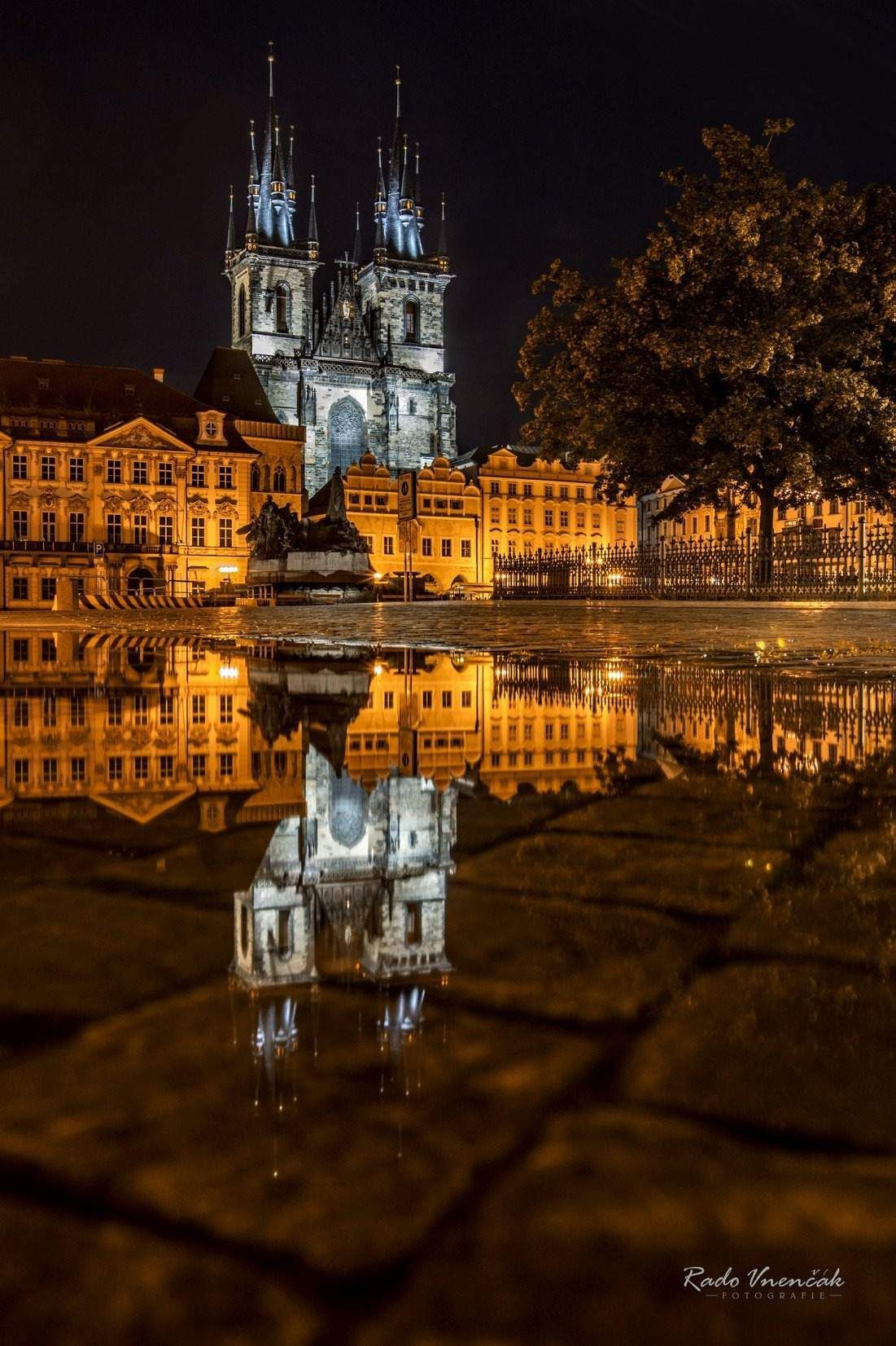 Radoslav Vnenčák: Praha v zrcadle