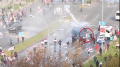 Demonstranti v Minsku převzali kontrolu nad vodní dělem a udělali z něj pojízdnou fontánu