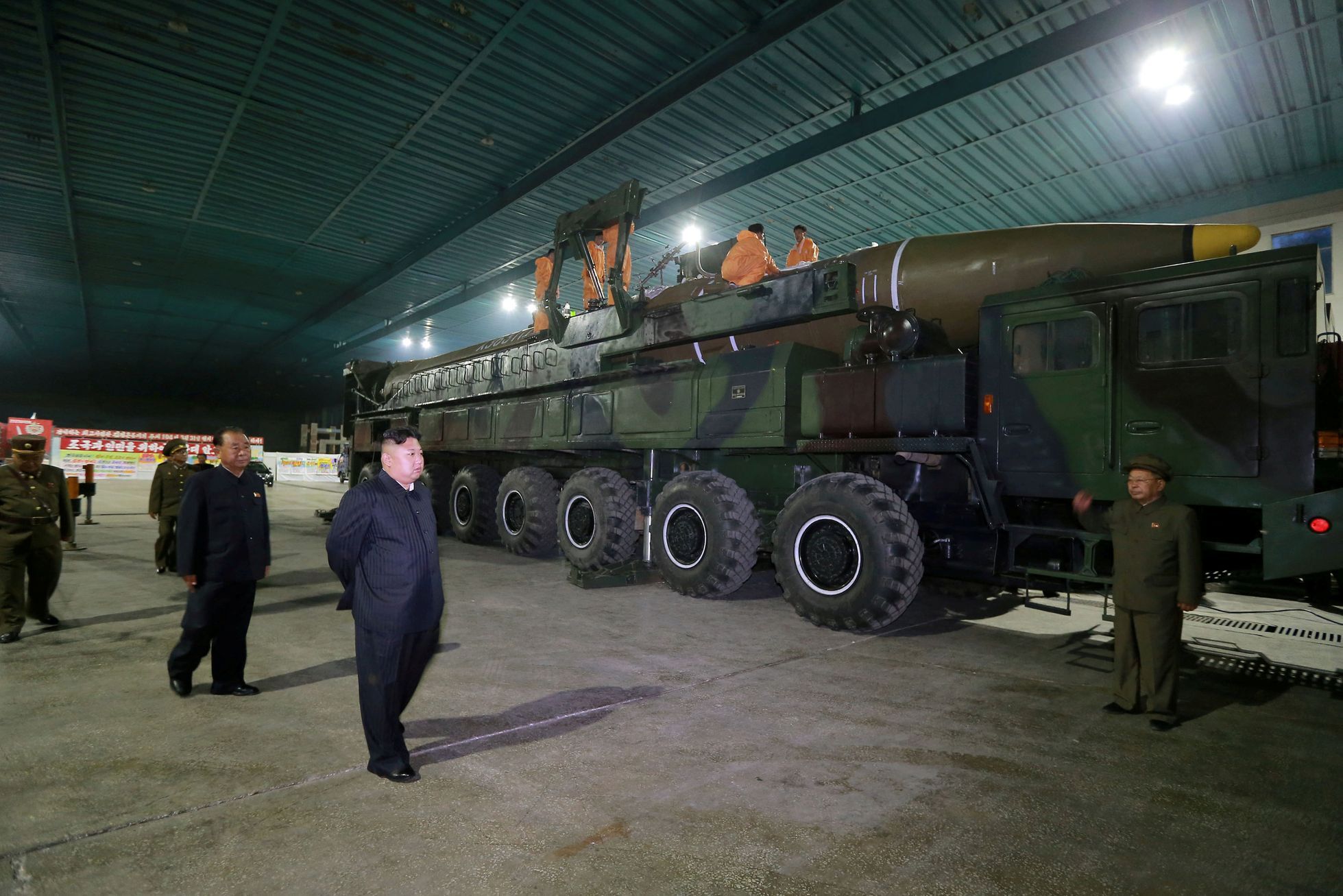 Severokorejský diktátor Kim Čong-un na "inspekci" rakety Hwasong-14.