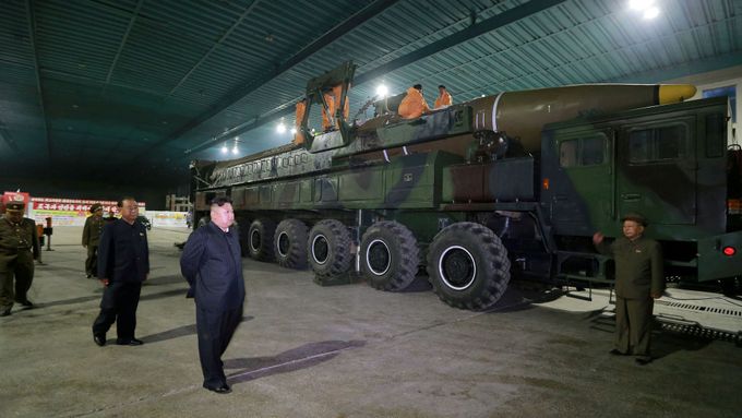 Severokorejský diktátor Kim Čong-un na "inspekci" rakety Hwasong-14.