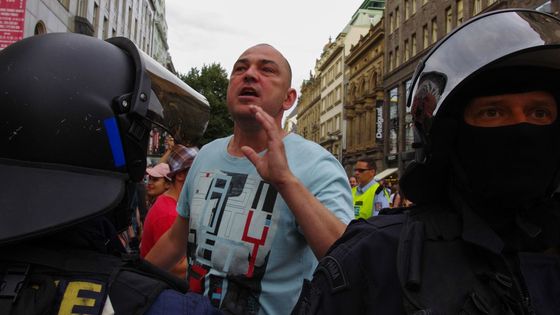 Foto: Boj o uprchlíky. Na šibenice nedošlo, na nadávky ano